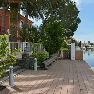 Ferienhaus Requesens On Canal